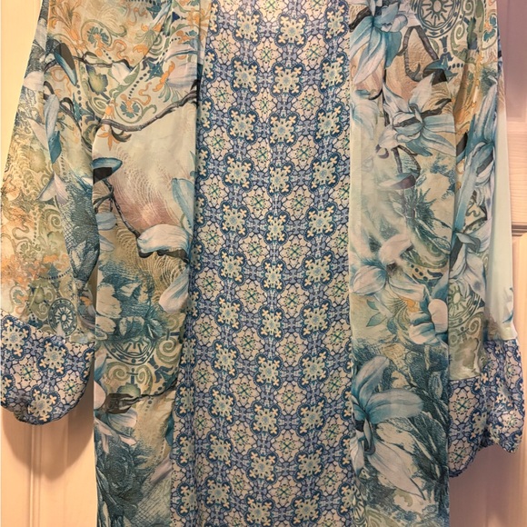 Fig and Flower Blue and Cream Floral Blouse - Picture 2 of 3